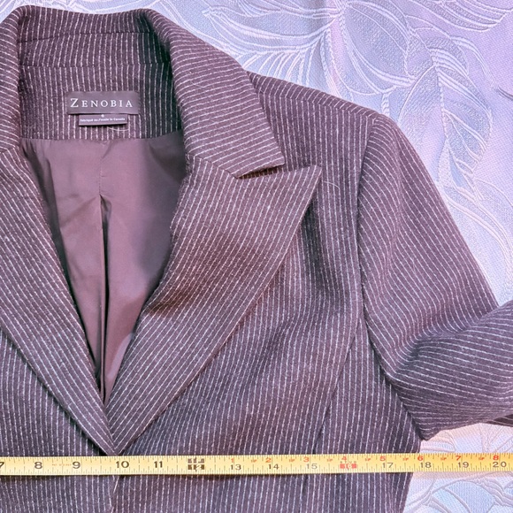 ZENOBIA Grey and White Pin-Striped Wool Blazer in a Women's Size 6 - Picture 5 of 10